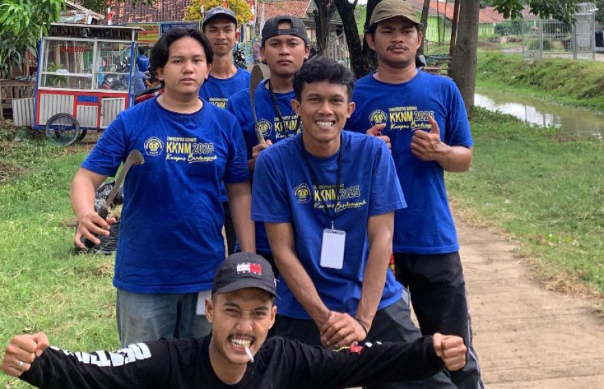 Kerja Bakti Mahasiswa KKN di Desa Kalentambo